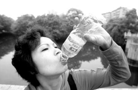 女子患病每天饮水18斤 13年比常人多喝30吨