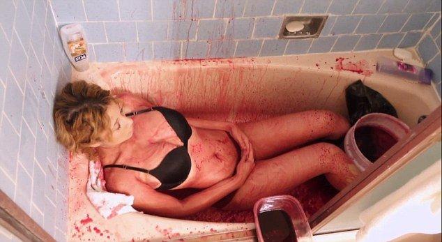 美国19岁嫩模为永葆青春用猪血洗澡