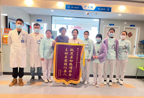 四川泌尿外科医院：微笑在脸 患者赠锦旗赞优质服务